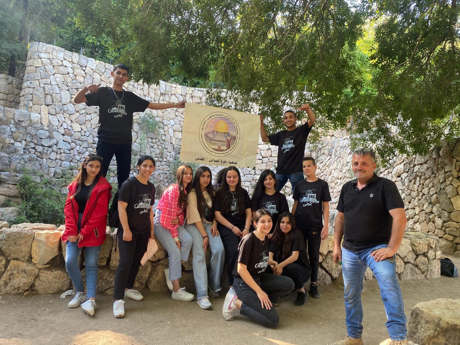 استعدادا لانطلاق مخيمها الصيفي القدس أحلى زهرة المدائن تنظم رحلة لمرشدي المخيم قربة صطاف المهجرة استعدادا لانطلاق مخيمها الصيفي القدس أحلى زهرة المدائن تنظم رحلة لمرشدي المخيم قربة صطاف المهجرة