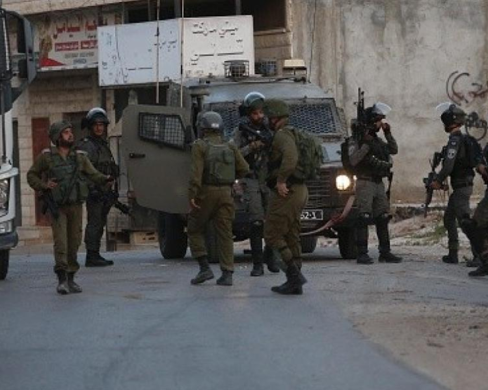 الاحتلال يشن حملة اعتقالات بالضفة والقدس الاحتلال يشن حملة اعتقالات بالضفة والقدس