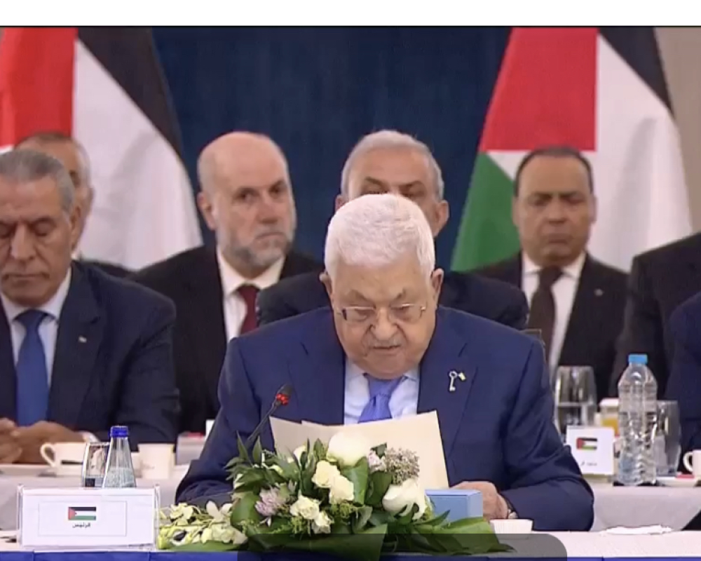 الرئيس يعلن عن تشكيل لجنة وطنية لانهاء الانقسام عقب انتهاء اجتماع الامناء العامون للفصائل الرئيس يعلن عن تشكيل لجنة وطنية لانهاء الانقسام عقب انتهاء اجتماع الامناء العامون للفصائل