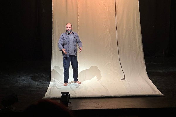 مسرحية “الهوتة”.. مقبرة الأحياء والأموات على خشبة المسرح الوطني الفلسطيني الحكواتي مسرحية “الهوتة”.. مقبرة الأحياء والأموات على خشبة المسرح الوطني الفلسطيني الحكواتي
