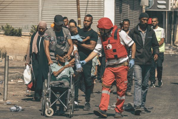 مخيم جنين.. ضياع طفلين في خضم النزوح مخيم جنين.. ضياع طفلين في خضم النزوح
