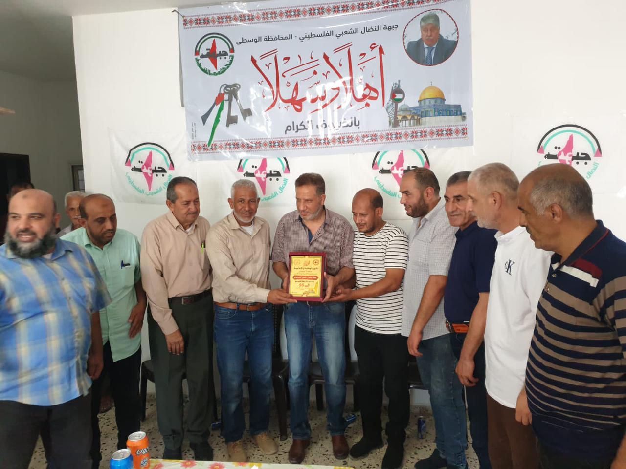 النضال الشعبي في المحافظة الوسطى تستقبل وفودا من الفصائل واللجان الشعبية للأجئين لتهنئتها بذكرى الانطلاقة ال56 النضال الشعبي في المحافظة الوسطى تستقبل وفودا من الفصائل واللجان الشعبية للأجئين لتهنئتها بذكرى الانطلاقة ال56