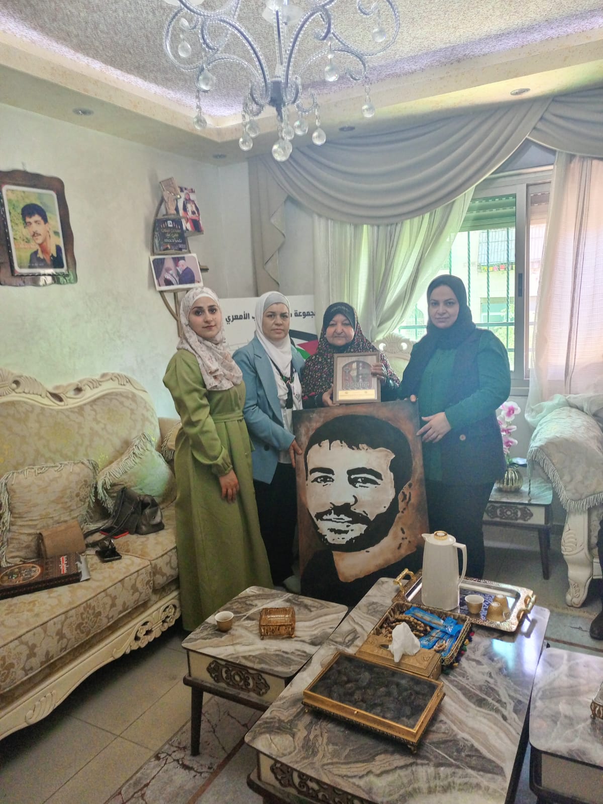 وفد من النضال الشعبي يكرم والدة الأسير الشهيد ناصر أبو حميد وفد من النضال الشعبي يكرم والدة الأسير الشهيد ناصر أبو حميد