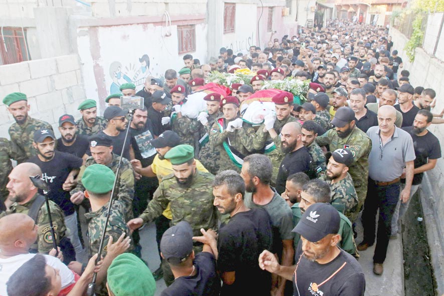 وداع حاشد للواء العرموشي وأحد مرافقيه وارتفاع ضحايا اشتباكات عين الحلوة إلى 11 الأحداث أجبرت أكثر من 2000 شخص على النزوح وداع حاشد للواء العرموشي وأحد مرافقيه وارتفاع ضحايا اشتباكات عين الحلوة إلى 11 الأحداث أجبرت أكثر من 2000 شخص على النزوح
