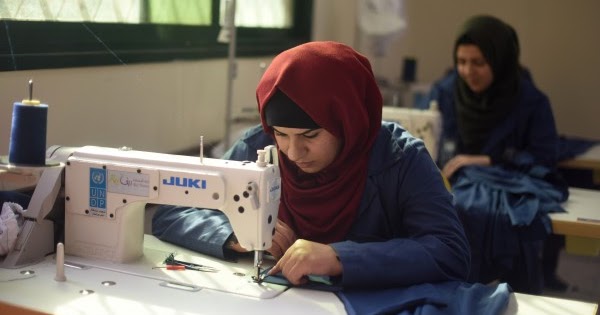خياطة الأحذية والحقائب القديمة .. خيار الغزيين لاستقبال العام الدراسي الجديد خياطة الأحذية والحقائب القديمة .. خيار الغزيين لاستقبال العام الدراسي الجديد