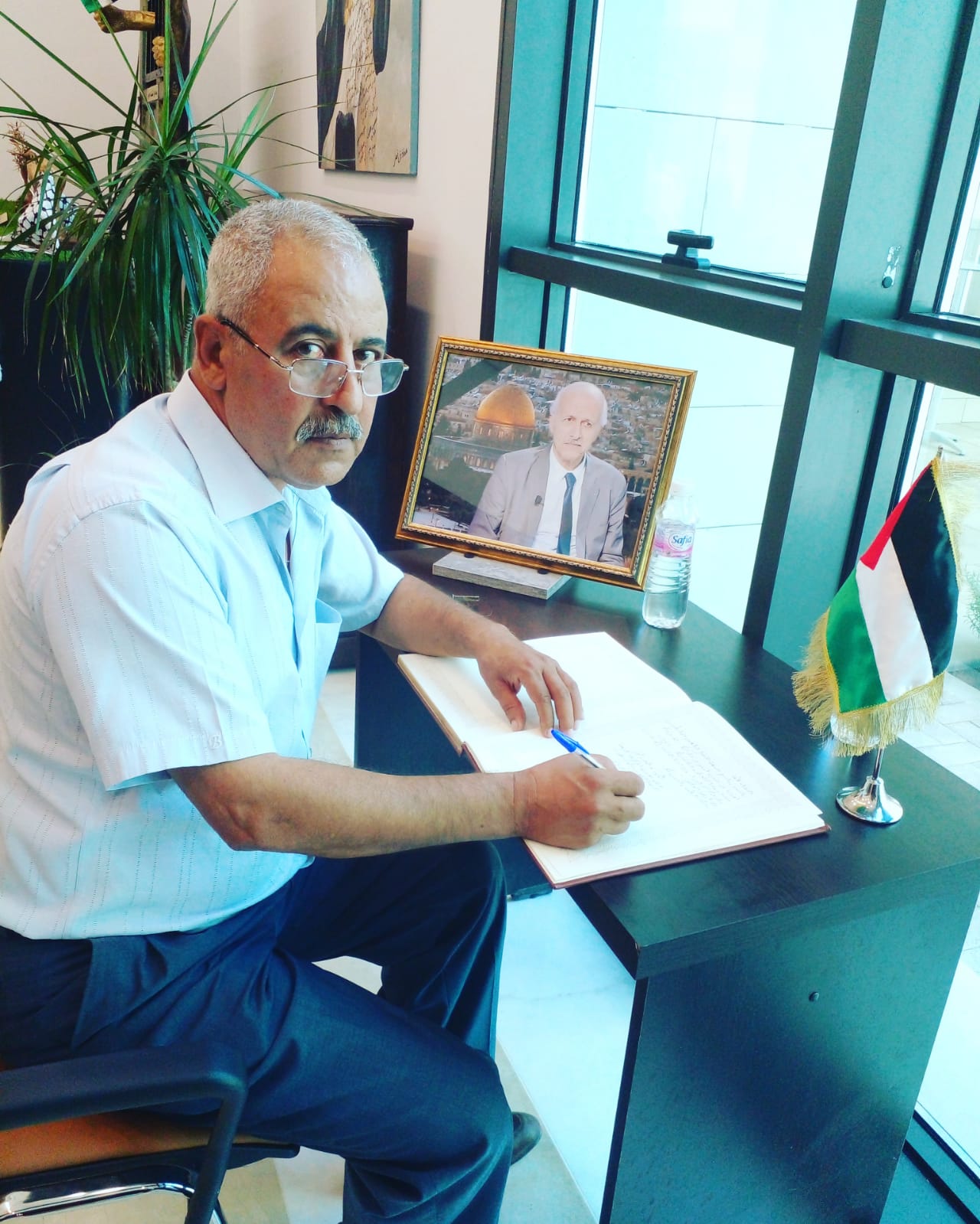 النضال الشعبي تقدم التعازي بهشام مصطفى الدبلوماسي المخضرم و المستشار الاول بسفارة دولة فلسطين بتونس النضال الشعبي تقدم التعازي بهشام مصطفى الدبلوماسي المخضرم و المستشار الاول بسفارة دولة فلسطين بتونس