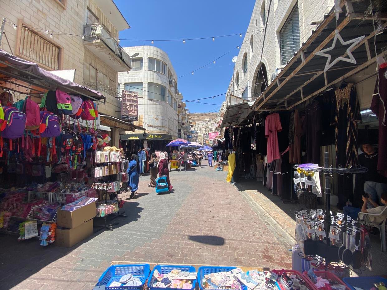 انخفاض القوة الشرائية في نابلس والتجار يتحدون الحصار افتتاح 200 محل تجاري جديد في المدينة خلال النصف الأول من العام الجاري انخفاض القوة الشرائية في نابلس والتجار يتحدون الحصار افتتاح 200 محل تجاري جديد في المدينة خلال النصف الأول من العام الجاري