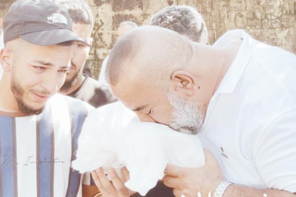 بالدموع.. أبو عصام يشيع ساق نجله إلى مثواها الأخير بالدموع.. أبو عصام يشيع ساق نجله إلى مثواها الأخير