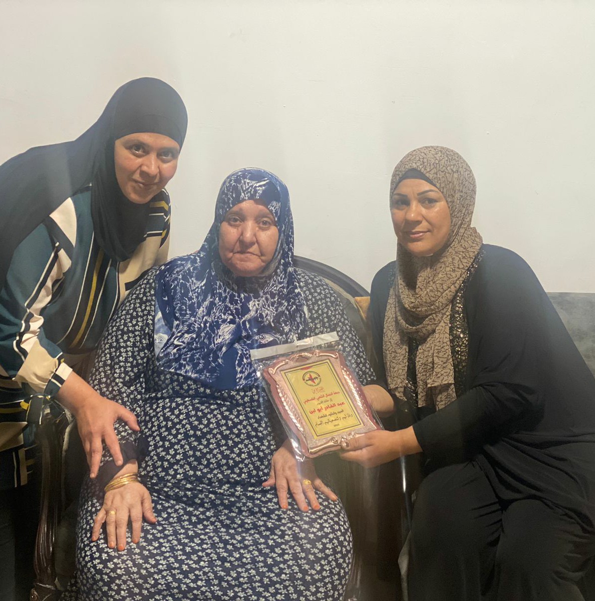 تكريما لهم نضال المرأة تبدأ بزيارات عائلات الشهداء في بيت لحم قدمت درعا تقديرا لعائلة الشهيد عبد القادر أبو لبن في مخيم الدهيشة تكريما لهم نضال المرأة تبدأ بزيارات عائلات الشهداء في بيت لحم قدمت درعا تقديرا لعائلة الشهيد عبد القادر أبو لبن في مخيم الدهيشة