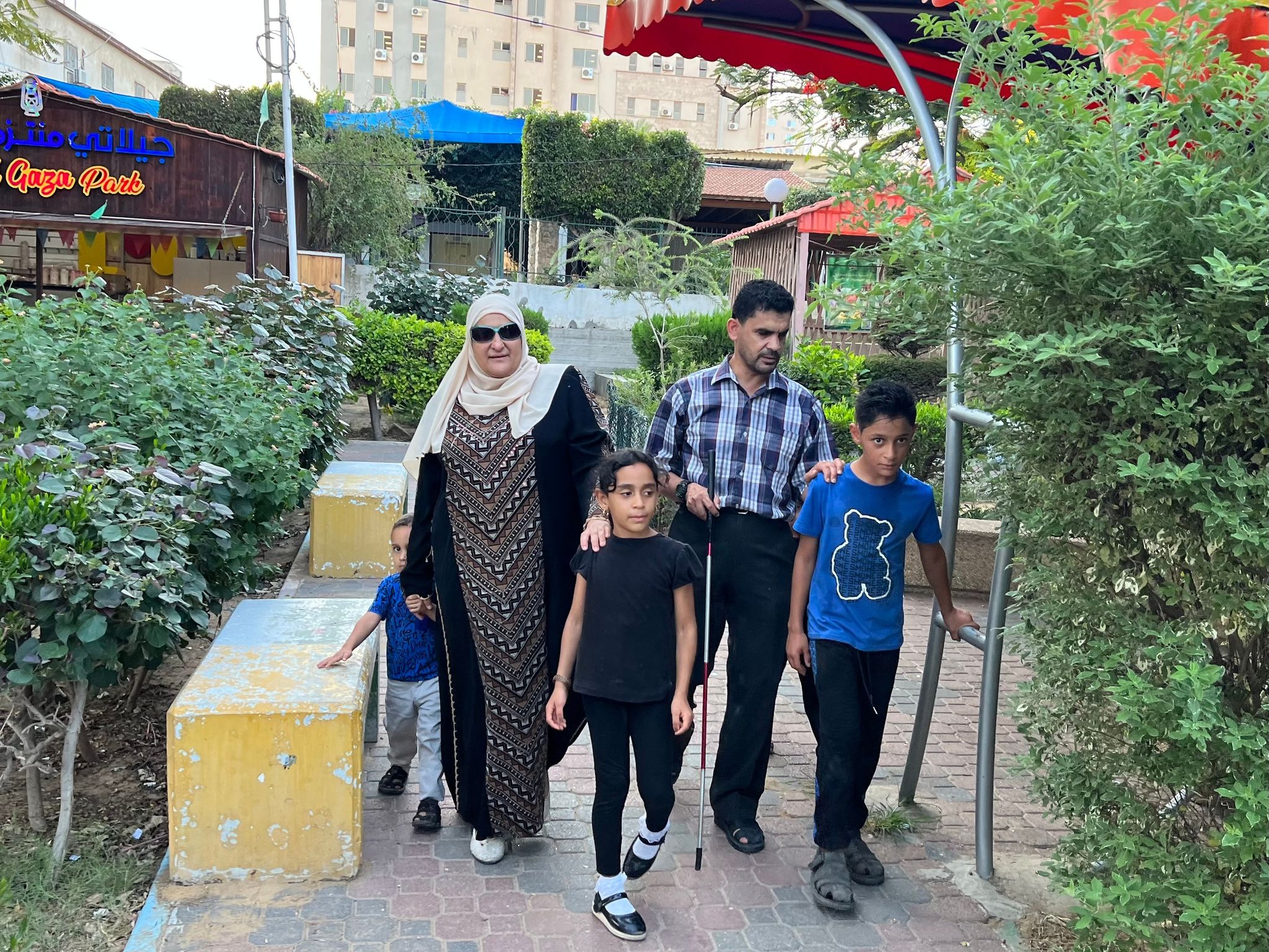 زوجان كفيفان لعائلة مبصرة.. كيف يعيشون؟ زوجان كفيفان لعائلة مبصرة.. كيف يعيشون؟