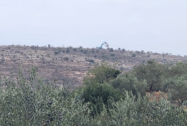جرافات الاحتلال تواصل تجريفها لعشرات الدونمات في سلفيت جرافات الاحتلال تواصل تجريفها لعشرات الدونمات في سلفيت