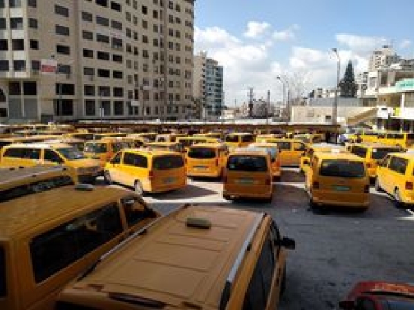 مجمعات النقل العام شبه فارغة ومركبات مكدسة بلا ركاب التنقل في الضفة.. درب من الآلام