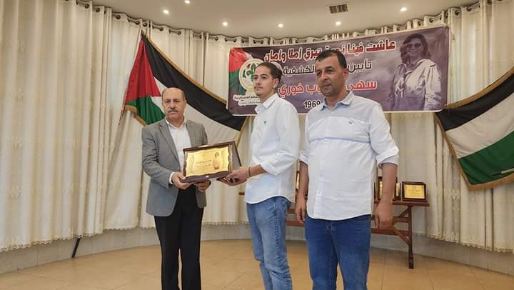 النضال الشعبي تكرم عائلة القائدة الكشفية سهى خوري