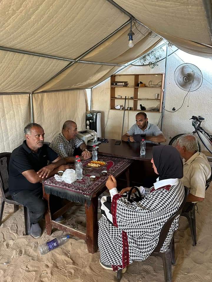 النضال الشعبي الخيمة التعليمية في مخيم الصداقة السويسري بدير البلح تقدم خدماتها التعليمية للطلاب النضال الشعبي الخيمة التعليمية في مخيم الصداقة السويسري بدير البلح تقدم خدماتها التعليمية للطلاب