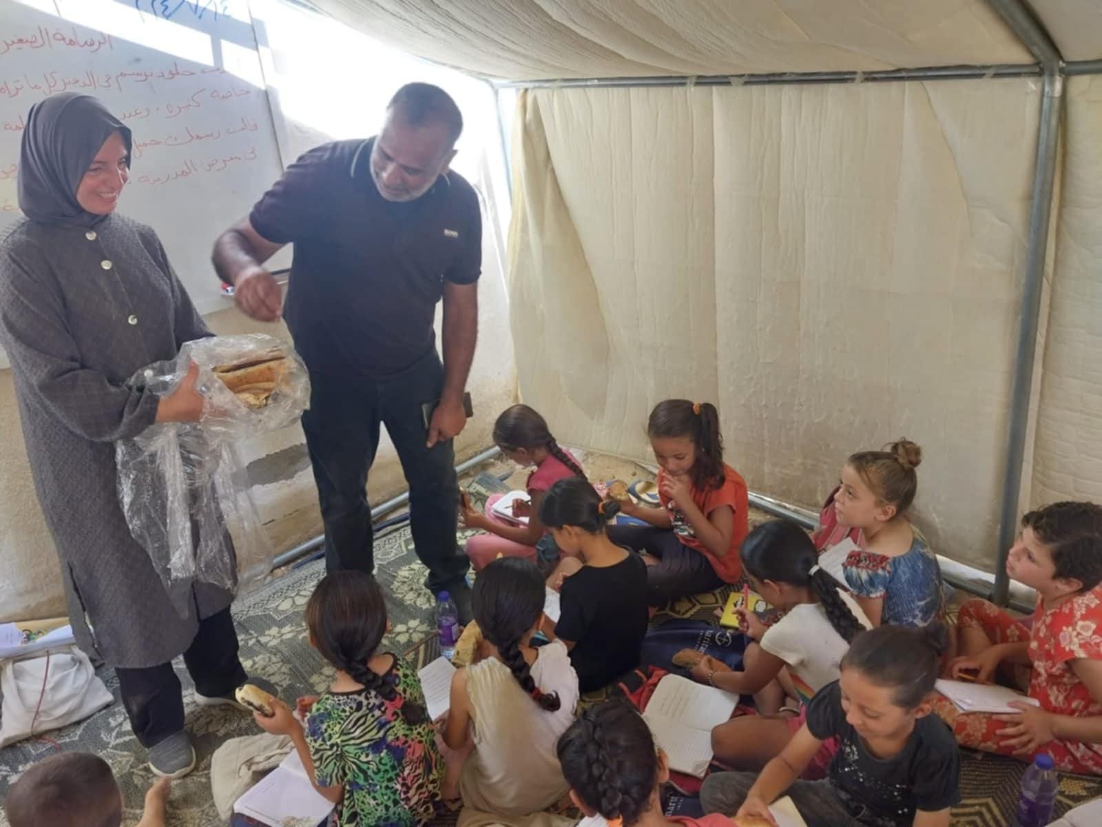 وزعت وجبات الطعام والقرطاسية للطلبة: النضال الشعبي تطلق خيمتها التعليمة الثانية للفترة المسائية وزعت وجبات الطعام والقرطاسية للطلبة: النضال الشعبي تطلق خيمتها التعليمة الثانية للفترة المسائية