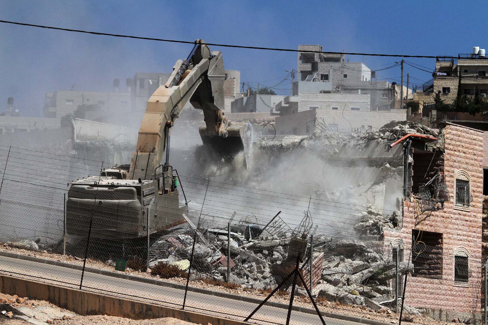 الاحتلال يهدم منزلا ومنشآت تجارية في حي وادي الجوز بالقدس الاحتلال يهدم منزلا ومنشآت تجارية في حي وادي الجوز بالقدس