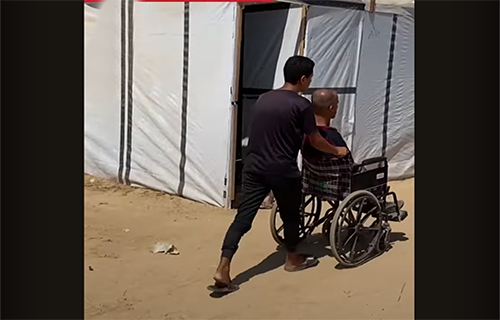 مخيم لإيواء ذوي الإعاقة النازحين.. نقطة ضوء وسط عتمة العدوان مخيم لإيواء ذوي الإعاقة النازحين.. نقطة ضوء وسط عتمة العدوان