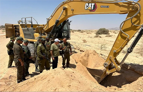 الاحتلال يبدأ بحفر خندق على الحدود مع الأردن الاحتلال يبدأ بحفر خندق على الحدود مع الأردن