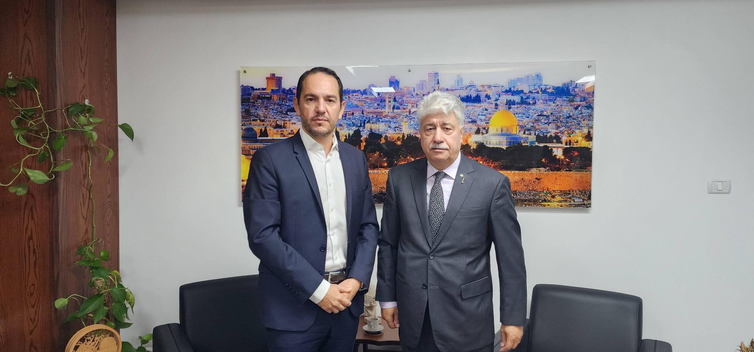 خلال لقائه القنصل الفرنسي : د. مجدلاني : يدعو فرنسا للاعتراف بالدولة الفلسطينية ودعم حراك دولة فلسطين في الامم المتحدة خلال لقائه القنصل الفرنسي : د. مجدلاني : يدعو فرنسا للاعتراف بالدولة الفلسطينية ودعم حراك دولة فلسطين في الامم المتحدة