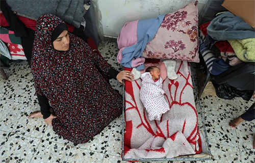 نازحات في غزة يعانين لرعاية مواليدهن نازحات في غزة يعانين لرعاية مواليدهن