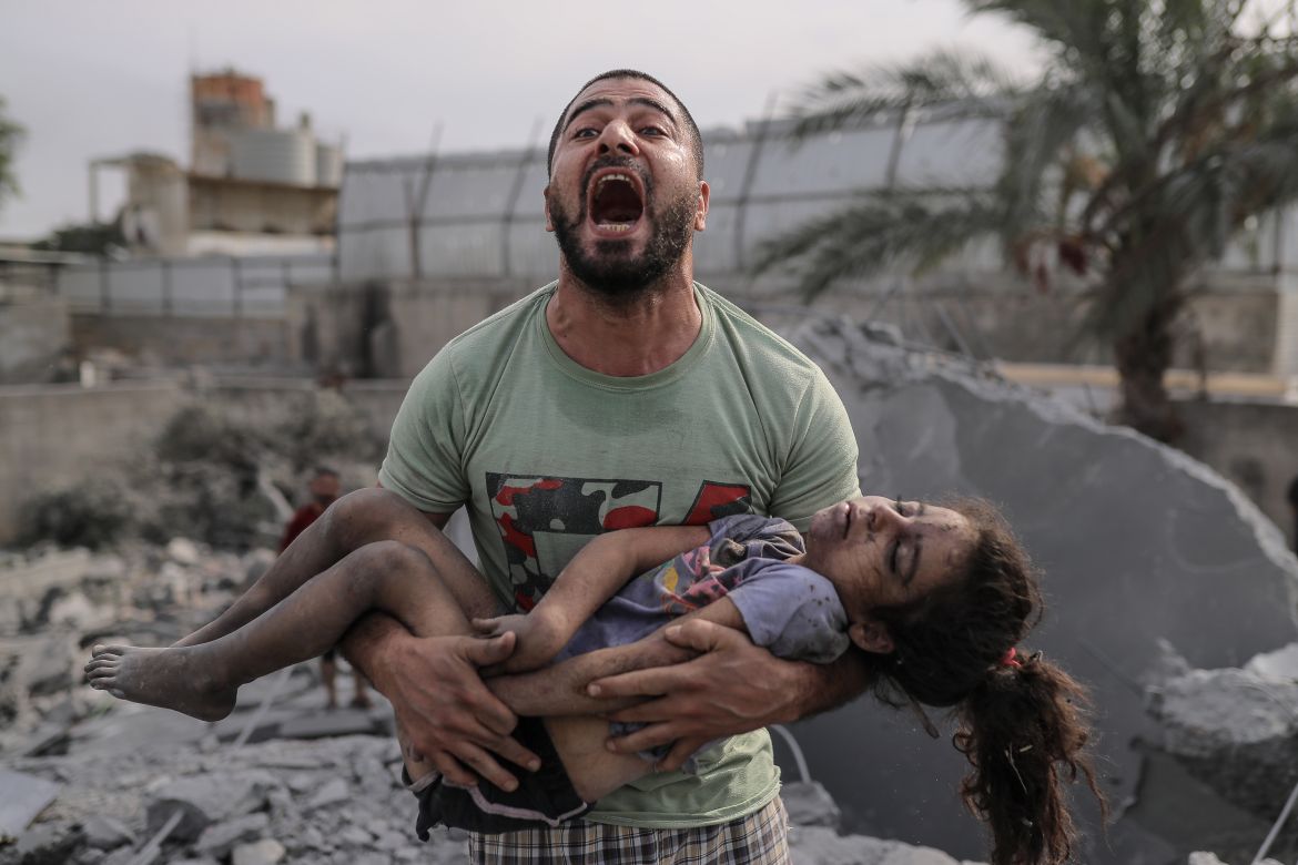 13 شهيدا بينهم أطفال إثر قصف الاحتلال منازل في مخيم النصيرات 13 شهيدا بينهم أطفال إثر قصف الاحتلال منازل في مخيم النصيرات