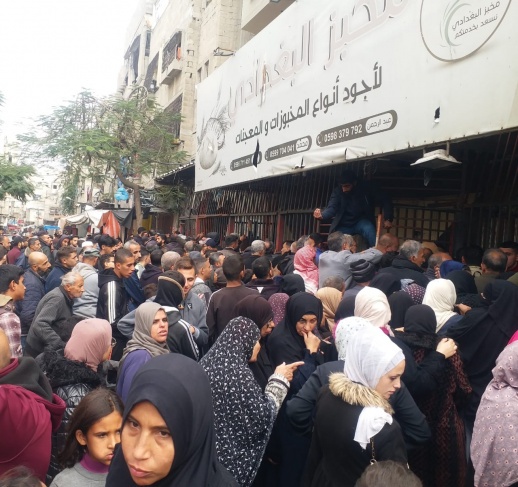 “نساء البريج “.. الخبز لقمة عيش يصعب توفيرها “نساء البريج “.. الخبز لقمة عيش يصعب توفيرها