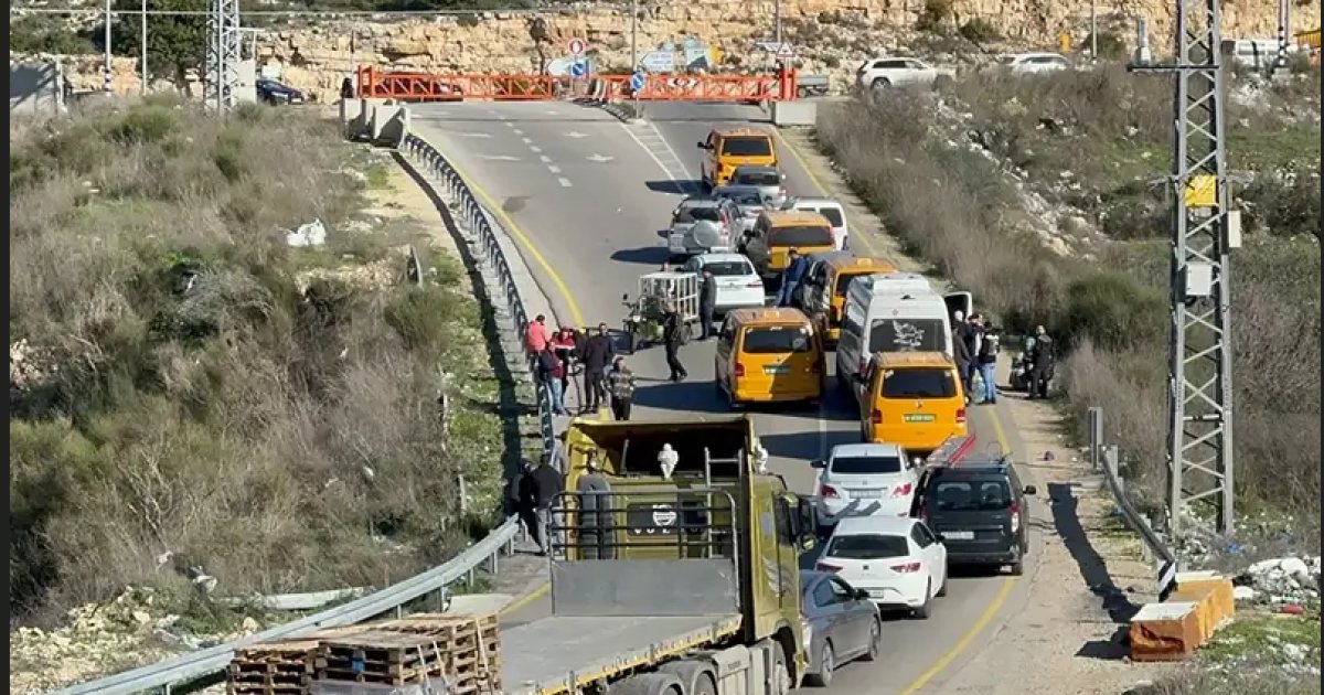 النضال الشعبي: الاحتلال يمارس هجمة ارهابية بمليشيات المستوطنين “وحواجز الموت” ضد شعبنا النضال الشعبي: الاحتلال يمارس هجمة ارهابية بمليشيات المستوطنين “وحواجز الموت” ضد شعبنا