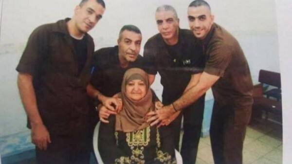الأشقاء نصر ومحمد وشريف أبو حميد يتنسمون الحرية وتم إبعادهم خارج فلسطين الأشقاء نصر ومحمد وشريف أبو حميد يتنسمون الحرية وتم إبعادهم خارج فلسطين