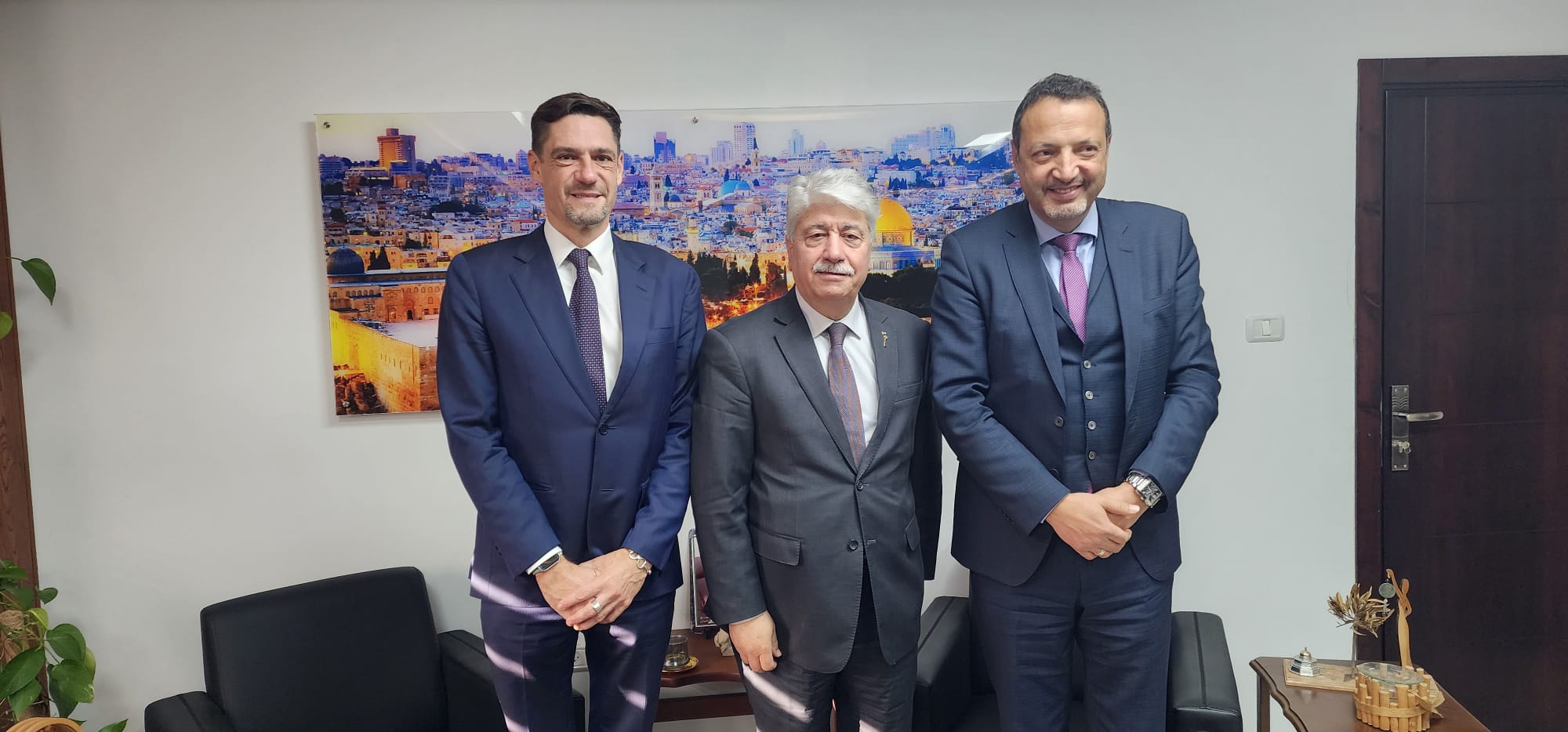 د. مجدلاني:يطلع ممثل الاتحاد الأوروبي على اخر المستجدات السياسية