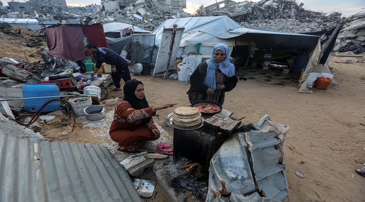 غزة.. إفطار تفسده معاناة إيقاد النار وسحور ممنوع لعدم توفر غاز الطهي بقرار متنفذي “السوق السوداء