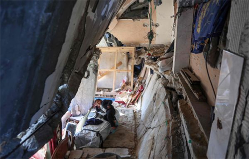 الحياة بين الأنقاض في مخيم جباليا.. “كهوف إسمنتية وسط محجر كبير” الحياة بين الأنقاض في مخيم جباليا.. “كهوف إسمنتية وسط محجر كبير”