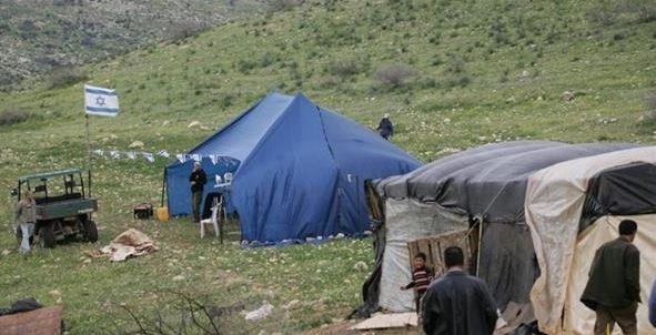 مستعمرون ينصبون خيمة على أراضي المواطنين في مسافر يطا جنوب الخليل مستعمرون ينصبون خيمة على أراضي المواطنين في مسافر يطا جنوب الخليل