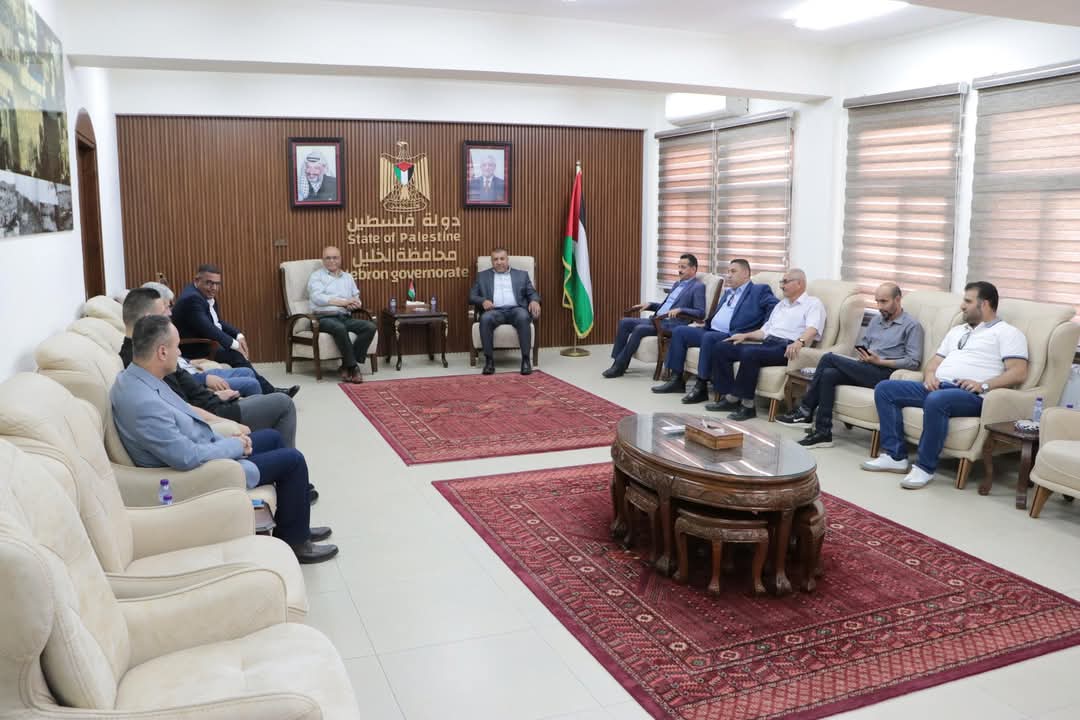 محافظ الخليل يستقبل وفداً من جبهة النضال الشعبي محافظ الخليل يستقبل وفداً من جبهة النضال الشعبي