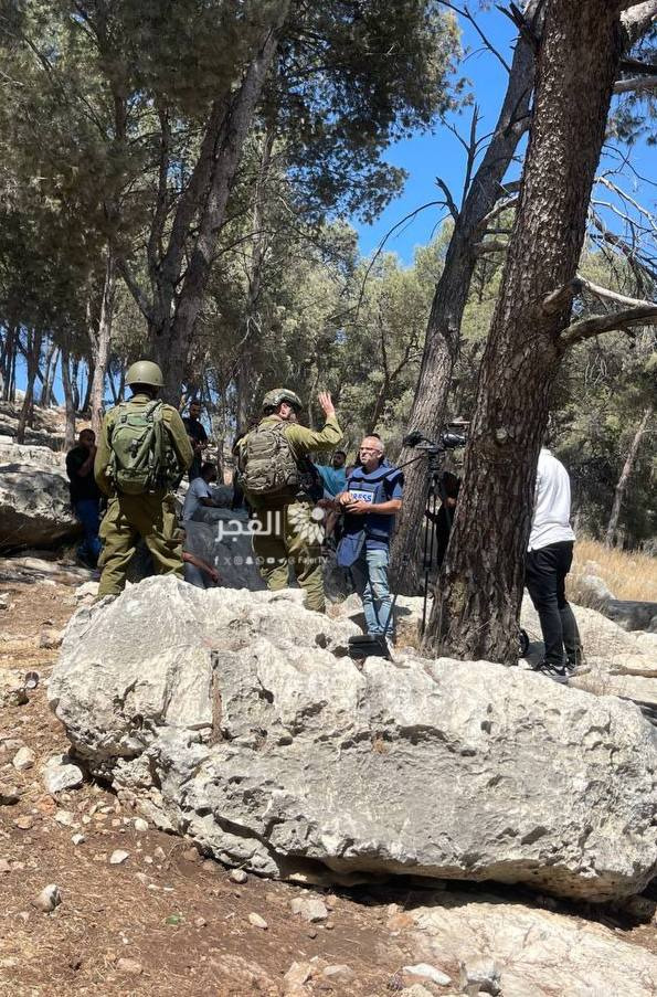 نضال الصحفيين: تدين جريمة الاحتلال باحتجاز طاقم تلفزيون الفجر خلال تغطيته لهدم المنازل في مخيم نور شمس نضال الصحفيين: تدين جريمة الاحتلال باحتجاز طاقم تلفزيون الفجر خلال تغطيته لهدم المنازل في مخيم نور شمس