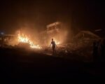 كاتس: غزة تحترق ولن نتراجع حتى استعادة الرهائن