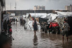 غزة: الأمطار الغزيرة تفاقم معاناة النازحين وتغرق خيامهم