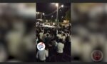 قنابل صوتية واعتقالات: مئات الحريديم يحاصرون مركز شرطة اوفيكيم