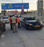 شبيبة النضال الشعبي في أريحا وفريق وطن التطوعي يوزعون المياه والتمر مع موعد الإفطار على زوار المدينة