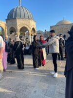 دائرة القدس بالنضال الشعبي : توزع الحلوى على الأطفال والمصلين في باحات المسجد الأقصى بعيد الأضحى المبارك دائرة القدس بالنضال الشعبي : توزع الحلوى على الأطفال والمصلين في باحات المسجد الأقصى بعيد الأضحى المبارك