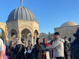 دائرة القدس بالنضال الشعبي : توزع الحلوى على الأطفال والمصلين في باحات المسجد الأقصى بعيد الأضحى المبارك