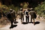 الخليل: الاحتلال يعتقل ثلاثة مواطنين ومستعمرون يسرقون ثمار الزيتون الخليل: الاحتلال يعتقل ثلاثة مواطنين ومستعمرون يسرقون ثمار الزيتون